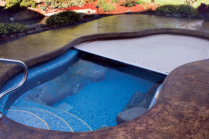 pool cover on a pool (photo)