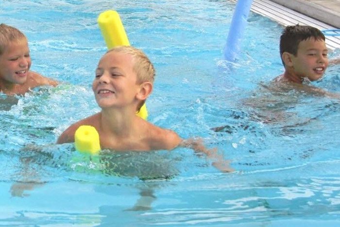 swimming pool games - noodles (photo)