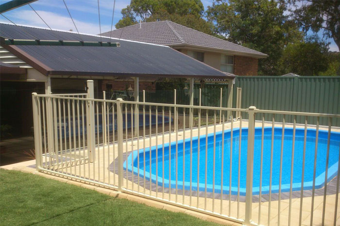 pool fence for safety at home (photo)