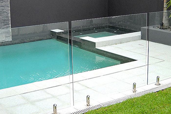 glass pool fencing (photo)
