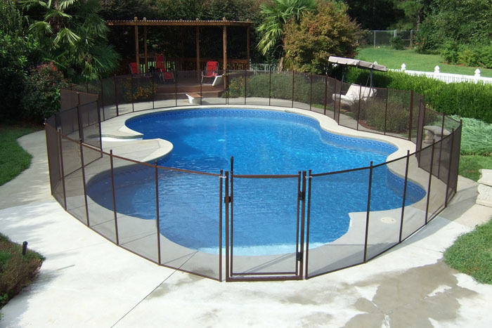 mesh pool fence (photo)